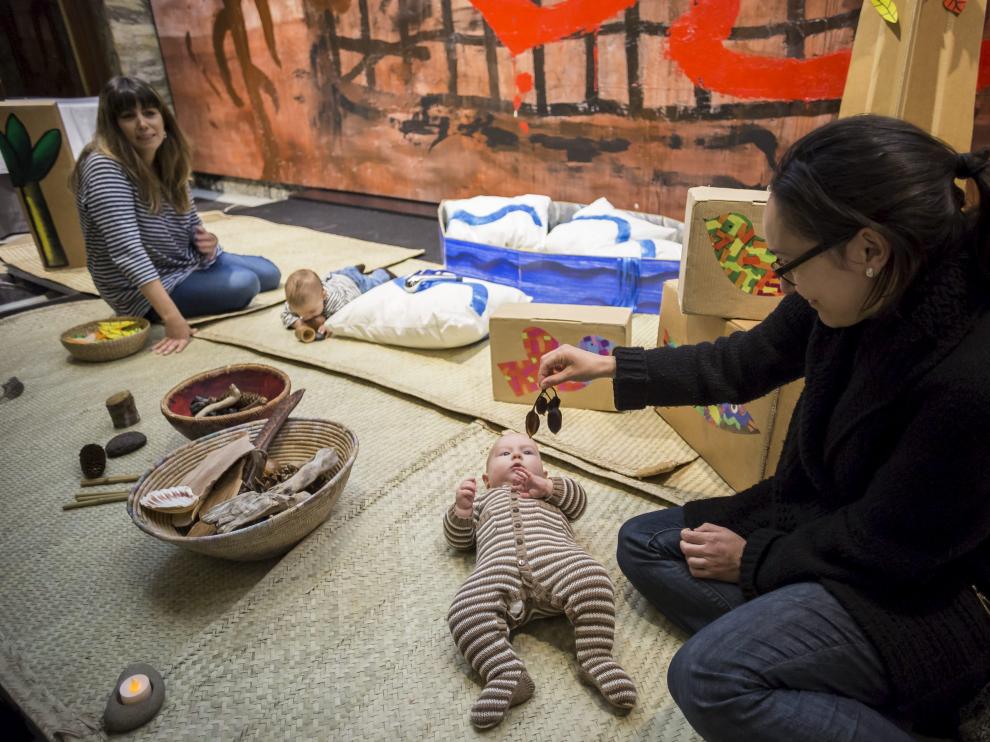 Dos madres con sus bebés en el vestíbulo del Teatro Principal, este jueves, en la presentación del festival Cucú