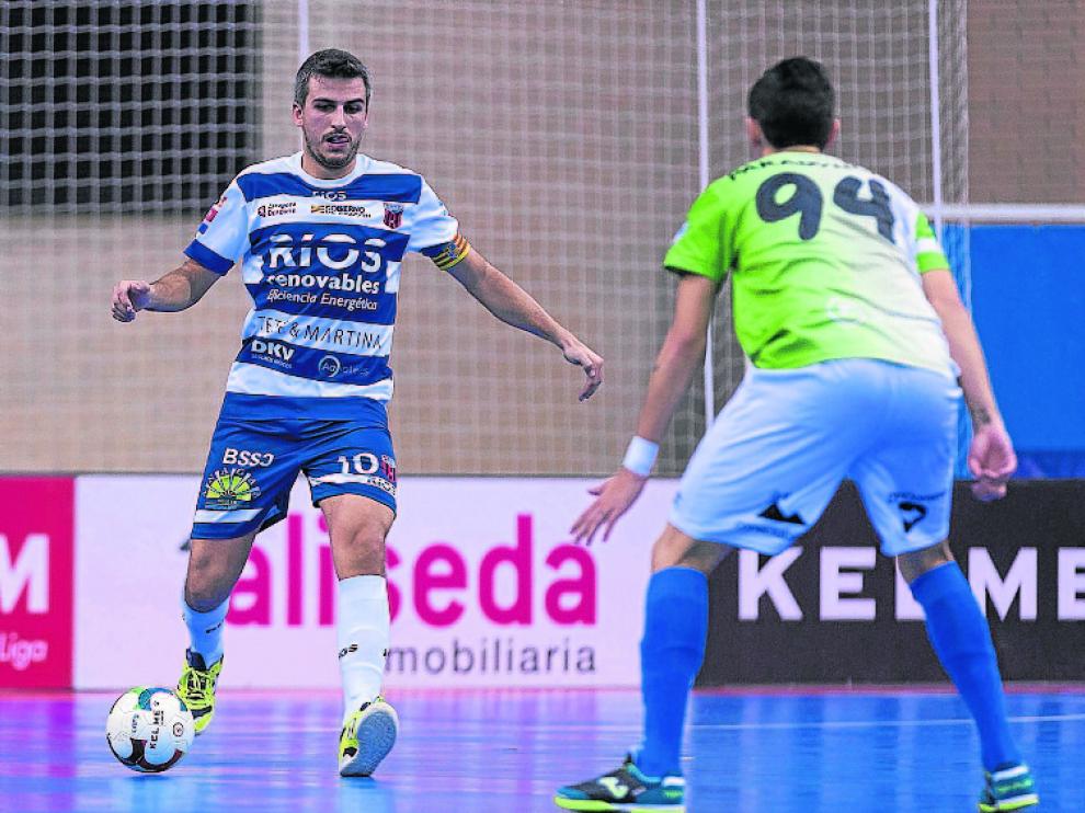 Carlos Retamar, en posesión del balón durante un partido.