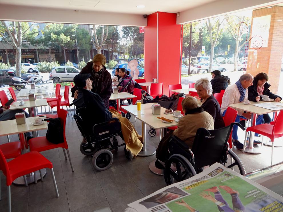 Voluntarios de Séniors en la red, en un centro de la tercera edad