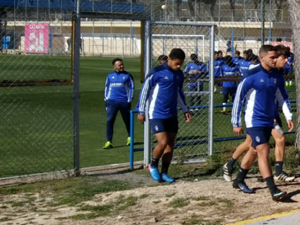 Xiscu, por delante de Delmás y Raí, al inicio del entrenamiento de este jueves, que no pudo acabar por su lesión.