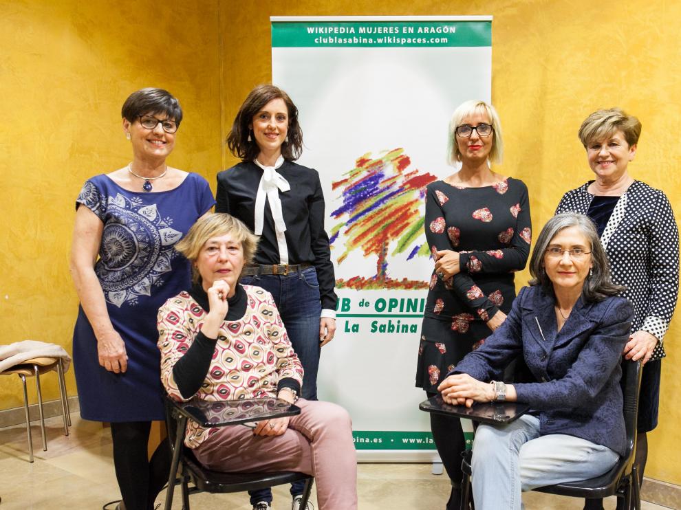 De izquierda a derecha, Elena Laseca, Irene Vallejo, Patricia Esteba y Gloria Labarta. Sentadas, Concha Monserrat y María Dubón.