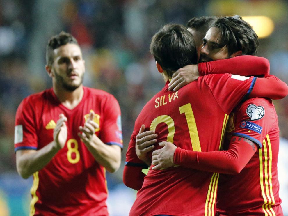 El centrocampista de la selección española de fútbol, Isco, es felicitado por Silva tras marcar el cuarto gol ante el Israel.
