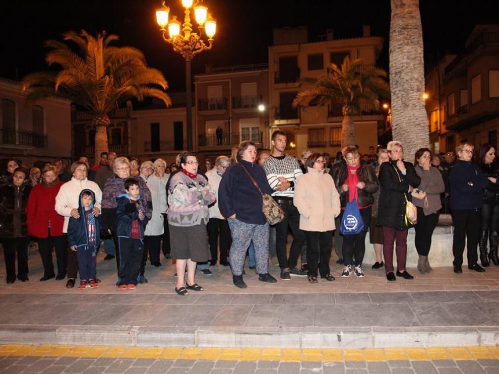 Los vecinos de La Llosa recordaron a la víctima con cinco minutos de silencio. El Ayuntamiento de La Llosa convocó el jueves por la tarde a los vecinos del municipio castellonense para rendir homenaje a la fallecida.
