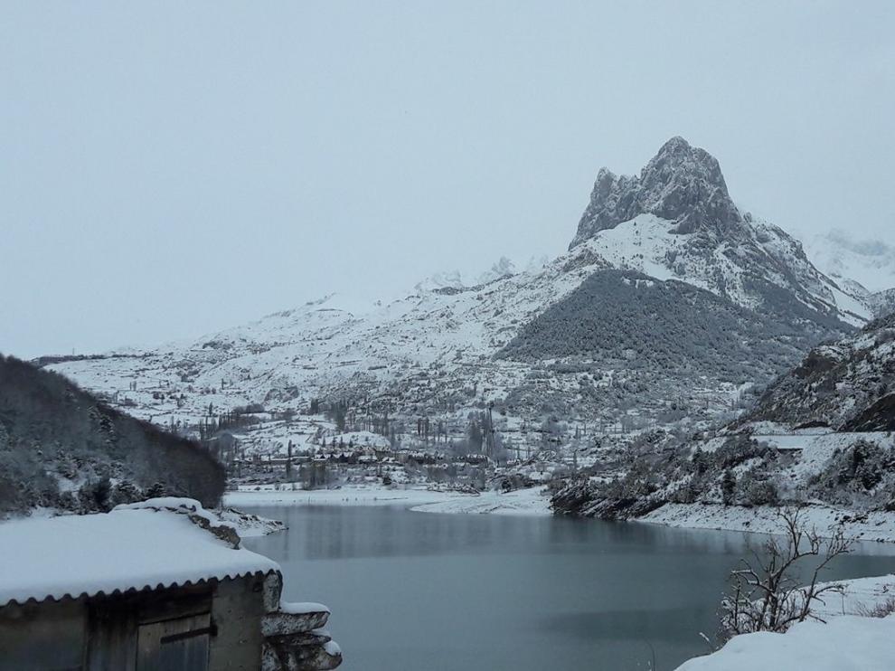 El Valle de Tena ha amanecido este sábado, 25 de marzo, con 20 centímetros de nieve.