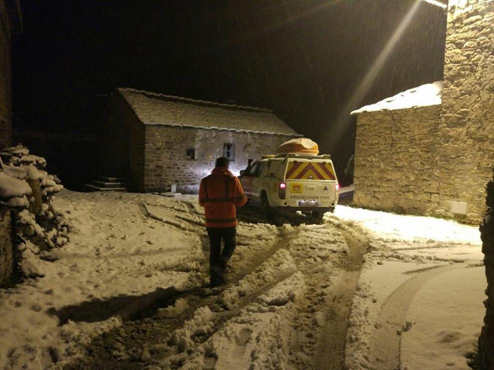 Rescatan a una familia con una menor extraviada por la nieve en una pista forestal de Belsué.