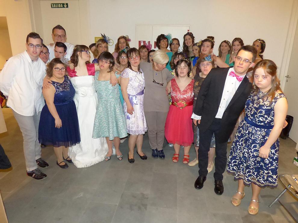 Los cuadros de la artista barbastrense Lucía Salamero desfilaron ayer tarde por el vestíbulo del Museo Diocesano de BarbastroMonzón, portados por dieciocho usuarios de la asociación Down Huesca, así como por diez voluntarios, que lucieron sus mejores galas para la ocasión, trajes de novios, de fiesta
Alrededor de doscientas personas pudieron admirar la calidad artística de la pintora y la elegancia y desparpajo de muchachos y muchachas con síndrome de Down en un acto solidario para la entidad, pero que sobre todo buscaba visibilizar la reivindicación de este colectivo de personas con discapacidad intelectual para lograr una sociedad más inclusiva. La iniciativa, que se desarrollaba por primera vez, partió de un grupo de emprendedoras (Secret de Dona, Clara Blasco Joyería de Autor y El Buixo eventos) que se han propuesto realizar un acto al año para recaudar fondos para entidades dedicadas a la inserción social de personas con algún tipo de discapacidad. La recaudación de ayer se destinará para la construcción del albergue y escuela de vida independiente que lleva a cabo Down Huesca en Fonz. Marta Ardanuy, portavoz de las organizadoras, ya piensa en la actividad de 2018 tras la gran acogida:_«Estamos abiertos a colaborar con otros colectivos con necesidades para recaudar fondos para ellos». La presidenta de Down Huesca, Nieves Doz, valoró la iniciativa. «Ha sido un éxito. Ellas lo han disfrutado preparándolo, al igual que nuestros chicos que estaban entusiasmados y el aforo ha sido muy bueno. Ha sido muy entrañable y estos chicos han demostrado son capaces de todo y es importante que todos los veamos como gente incluida en la sociedad con pleno derecho».El acto lo presentaron María José Martínez y Sara Nandez de Radio Somontano, que en abril celebrará sus 30 años en las ondas. Y el broche lo puso la voz de Mónica Lorenzo interpretando 'Que mundo tan maravilloso'. Con la presentación el viernes en Huesca de un poemario con 108 poesías escritas por veinte jóvenes de la asociación y el concierto de flauta que tendrá lugar hoy en el salón de actos de la Diputación Provincial se cierra la semana en la que se ha conmemorado el Día Mundial del Síndrome de Down (21 de marzo).