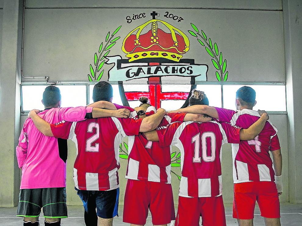 Cinco miembros del equipo posan ante su escudo durante el entrenamiento del pasado martes.