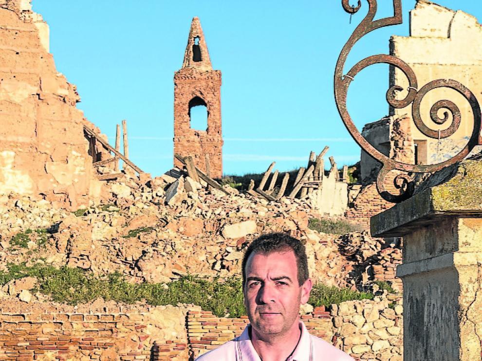 Carmelo Pérez, en las ruinas históricas del Pueblo Viejo.