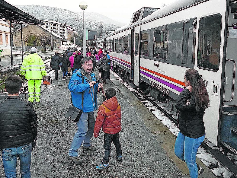Una veintena de personas participaron ayer en el viaje del tren guiado entre Canfranc y Jaca.