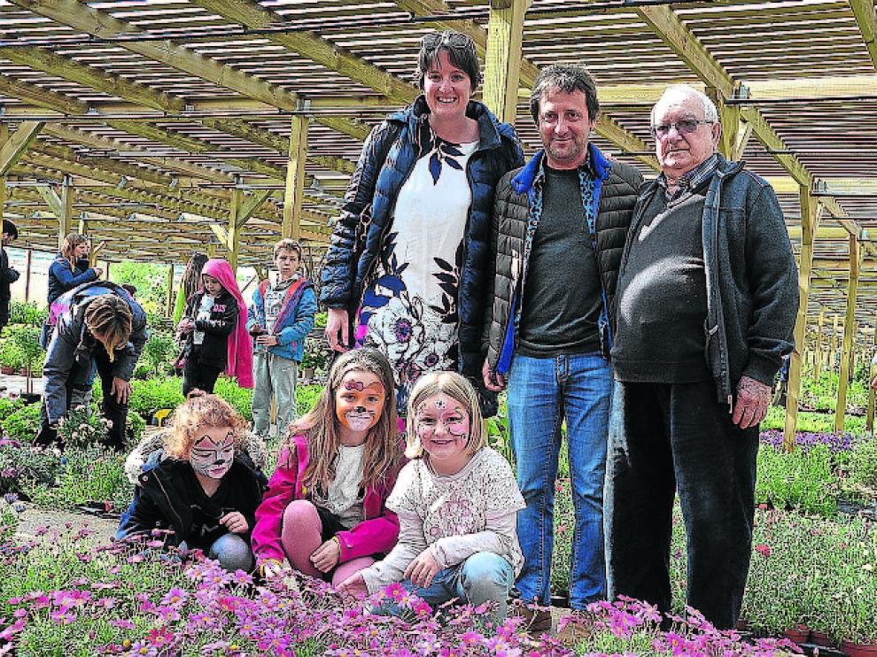 De pie, Mercedes Abascal, Jesús Bayona y José Embid, junto a Ángela Sarasa, Aitana Abascal y Laura Hernando.