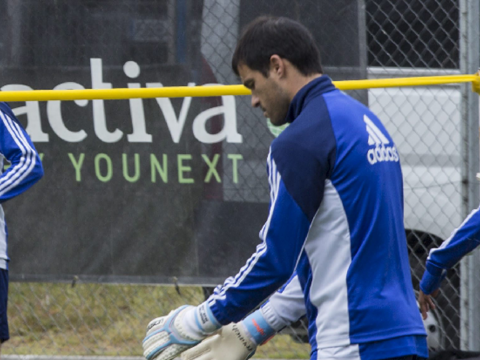 Sebastián Saja, jugando con un balón durante el entrenamiento matinal de este lunes en la Ciudad Deportiva, horas después de regresar de madrugada desde Elche.