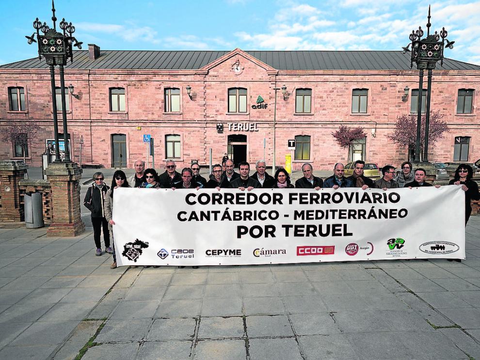Representantes de la patronal y los sindicatos muestran la pancarta que encabezará la manifestación.