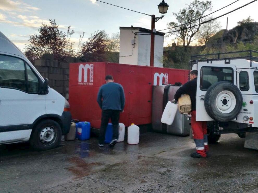 Un grupo electrógeno para suministrar energía a 500 habitantes. Endesa recargó ayer con gasoil el grupo electrógeno que proporciona luz a varios pueblos de la comarca del Somontano.