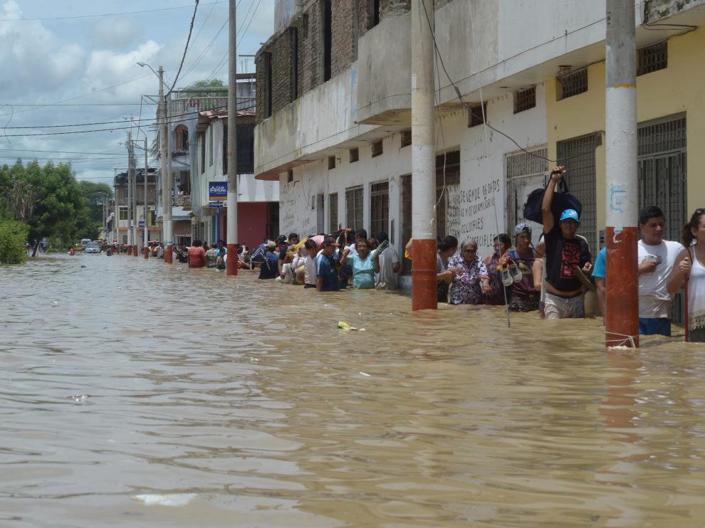 Los servicios de rescate están evacuando a cerca de 1.000 personas en las ciudades de Catacaos y Piura.