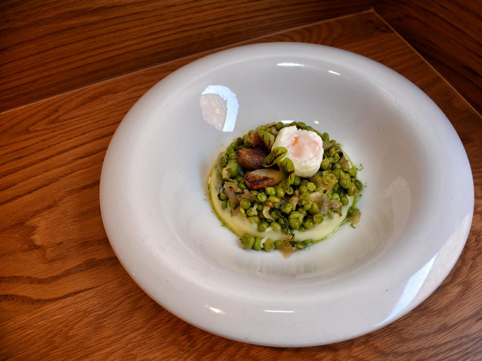 Guisantes a la francesa con puré de patata y huevo poché.