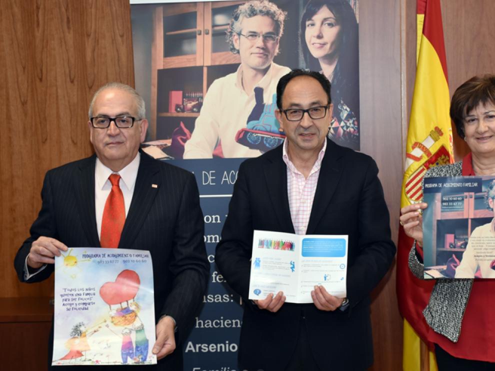 Modesto Fernández, presidente de Cruz Roja Soria, Manuel López, delegado de la Junta en la provincia y Maripaz Gil, jefe del Servicio Territorial de Servicios Sociales durante la presentación de la campaña de acogimiento familiar, este miércoles