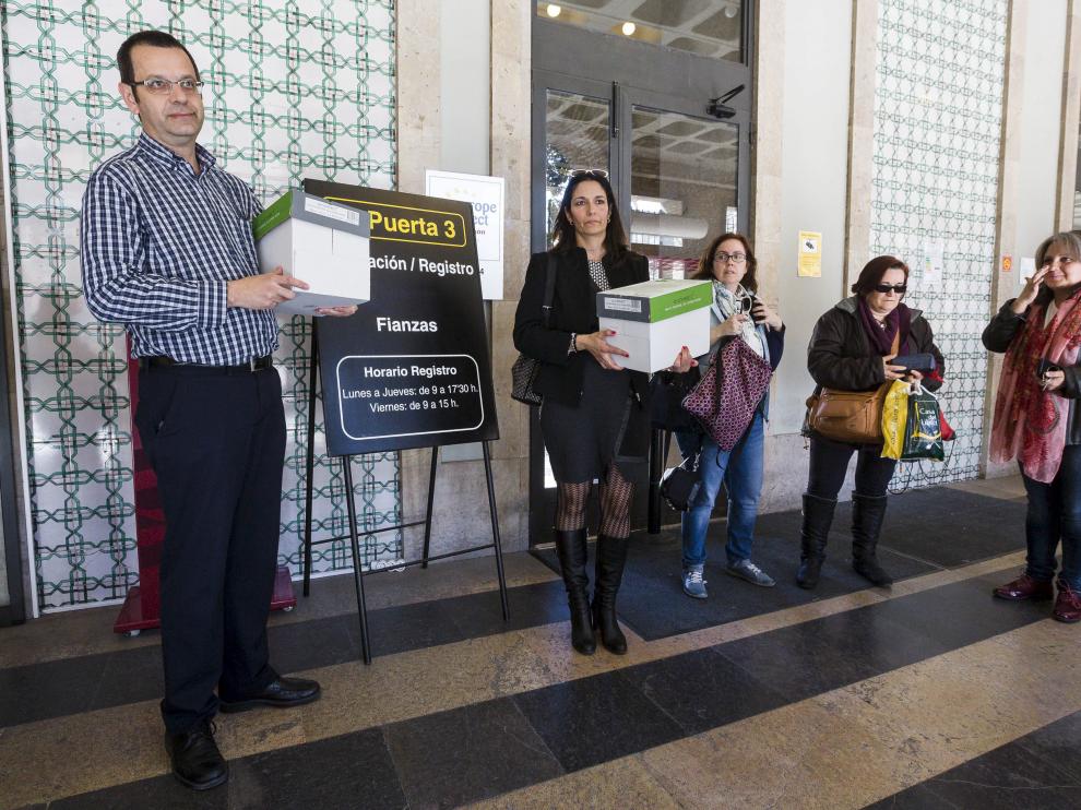 Recogida de firmas contra el cierre de aulas concertadas.