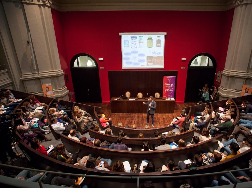 Las primeras sesiones de la Jornada de Divulgación de la Universidad de Zaragoza llenaron el aula magna hasta la bandera