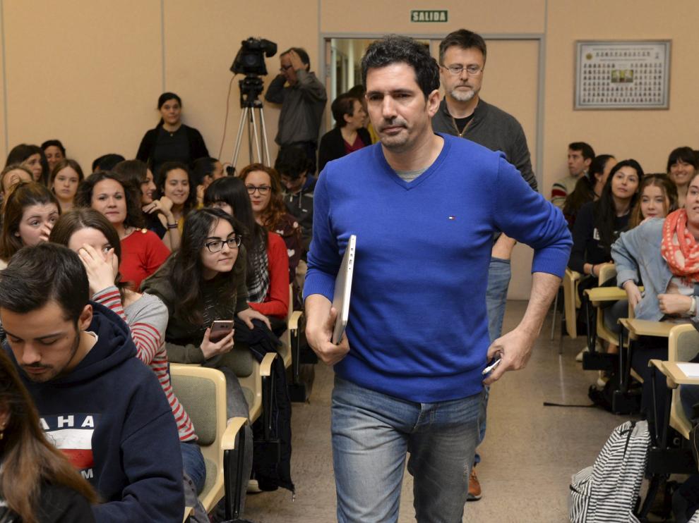 César Bona en el momento de entrar en el salón de actos de la Facultad de Ciencias Humanas y de la Educación de Huesca.