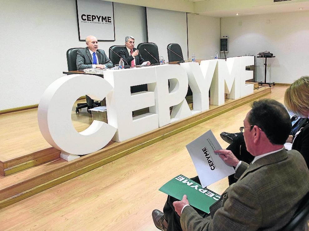 Carmelo Pérez, secretario de Cepyme, y su presidente, Aurelio López de Hita, ante la asamblea.