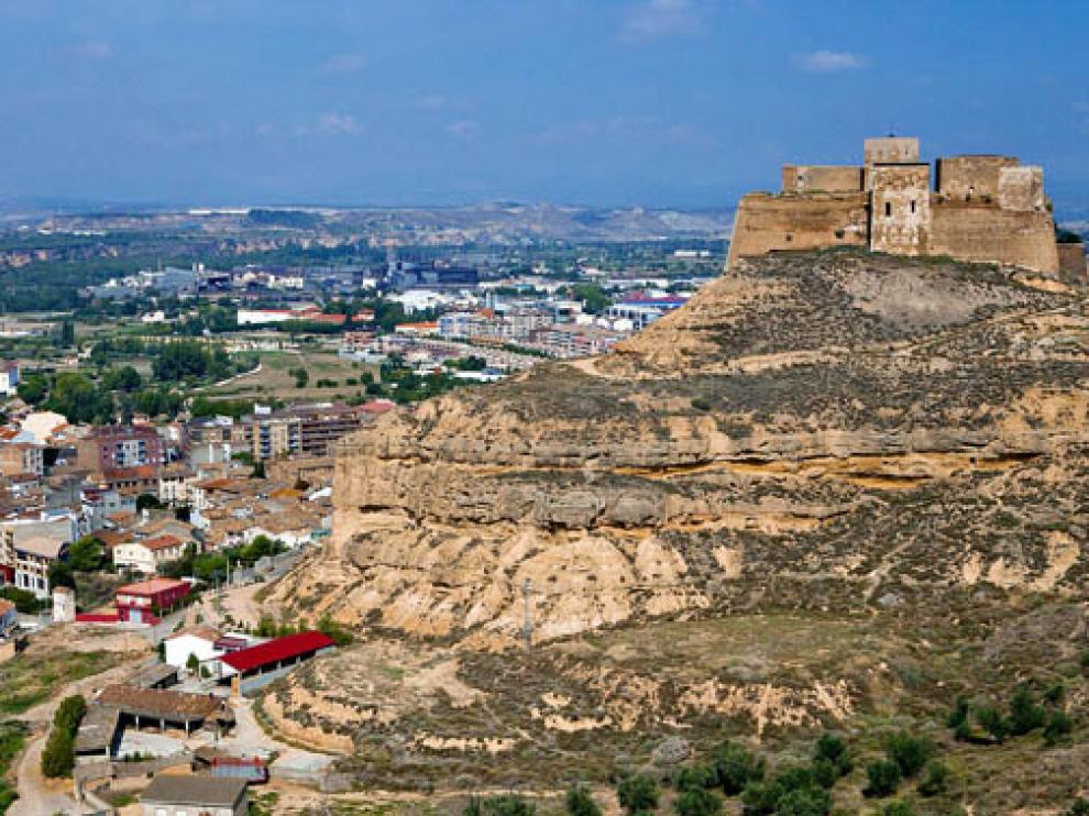 El castillo medieval de Monzón ha sido utilizado como fortaleza desde sus orígenes hasta el siglo XX.