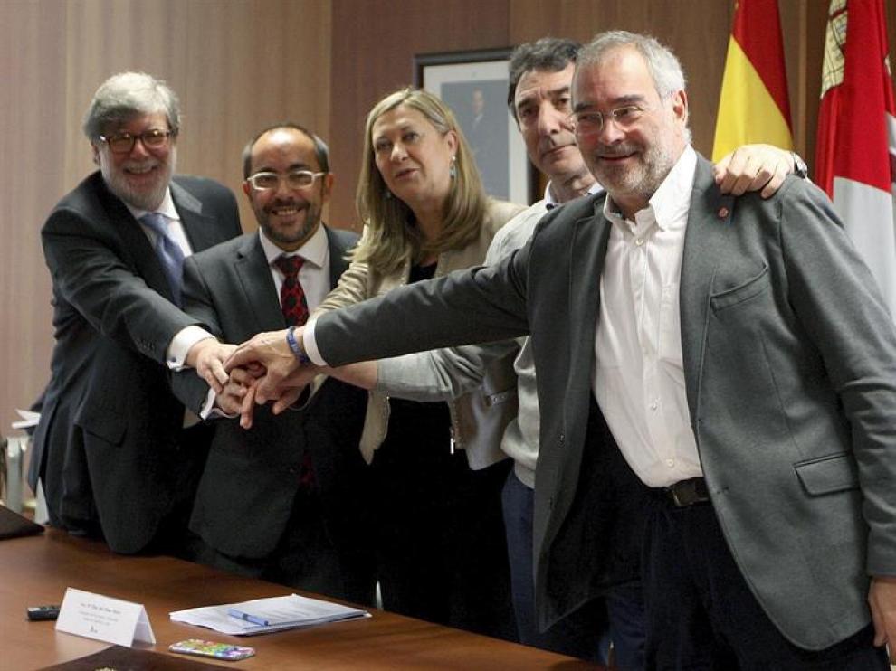 l presidente de CECALE, Santiago Aparicio (i), el presidente de la Diputación provincial, Luis Rey (2i), la consejera de Economía y Hacienda, Pilar del Olmo (c) y el vicesecretario de UGT y secretario general de CCOO en la Comunidad, Evelio Angulo (d) y Ángel Hernández (2d), respectivamente, tras la firma del Plan de Dinamización Económica y Demográfica, hoy en Soria