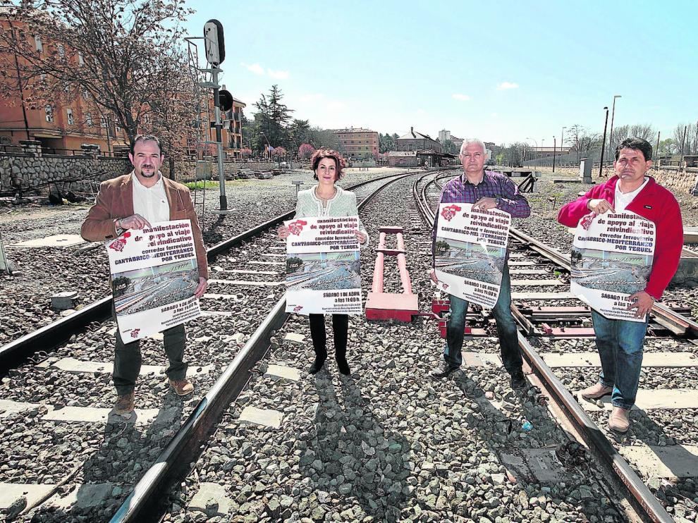 Ramón Millán, presidente de la Diputación Provincial; Emma Buj, alcaldesa de Teruel; Ramón Perales, del movimiento Teruel Existe; y Pedro Abad, de la Plataforma en Defensa del Ferrocarril.