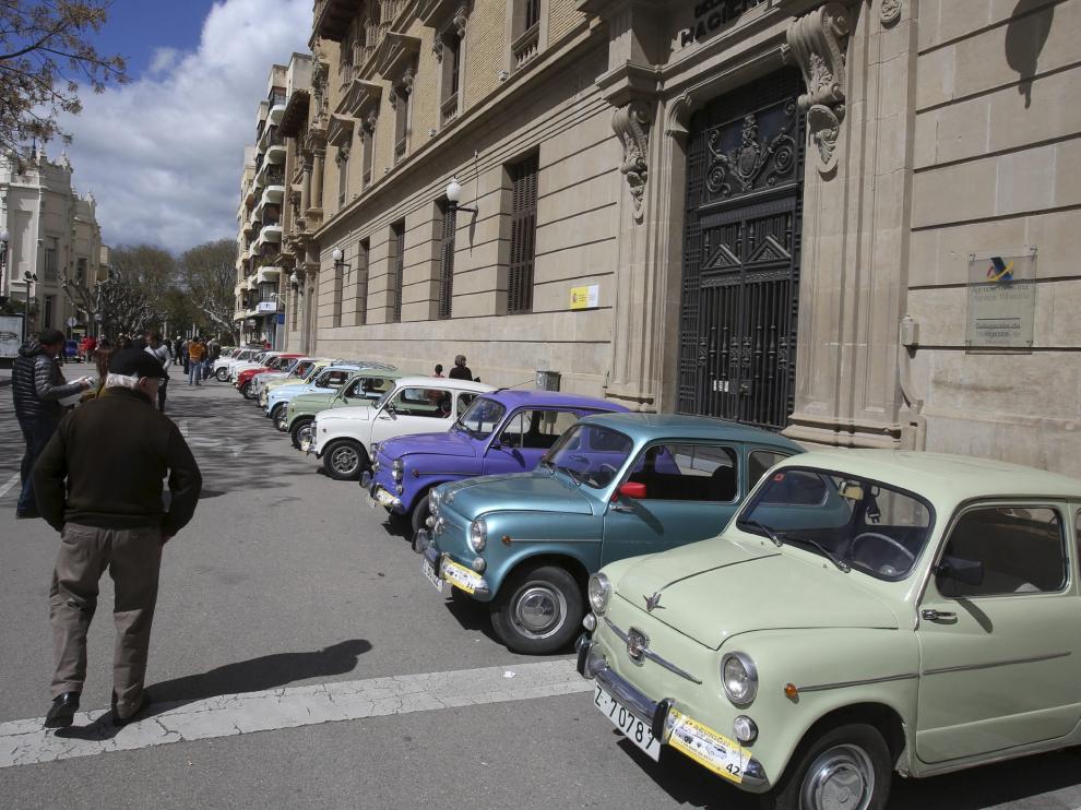 Una cabalgata de Seat 600 circula por el Coso peatonal de Huesca.