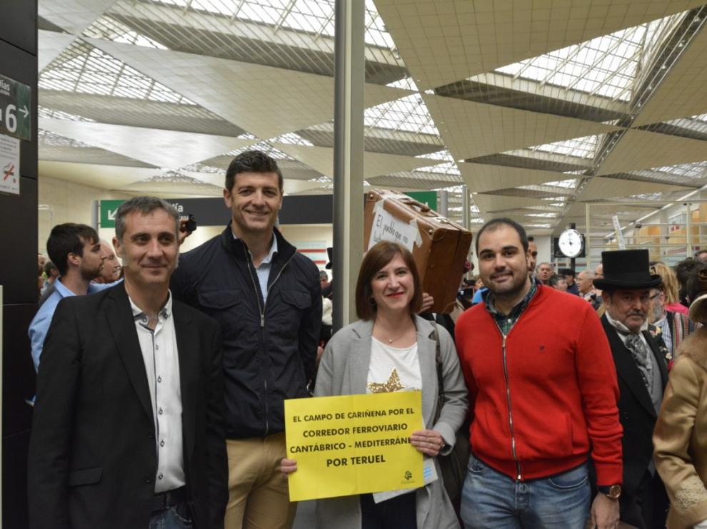 Miembros de Ciudadanos en la estación Delicias.