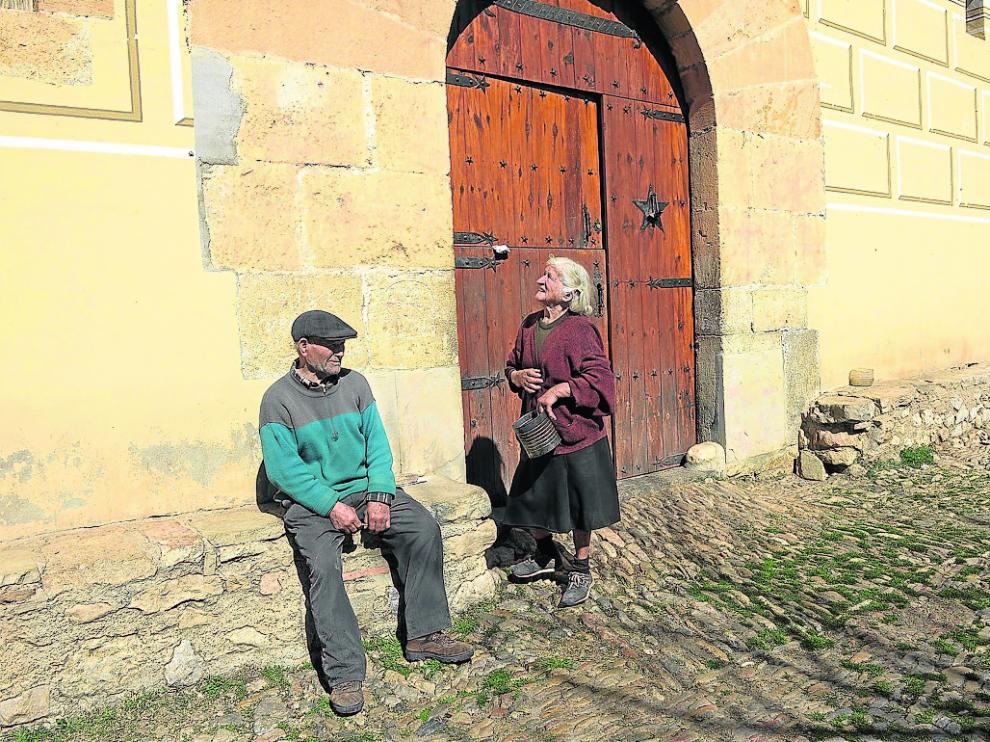 Martín Colomer y Sinforosa Sancho, en la puerta de su casa, la única habitada de La Estrella.