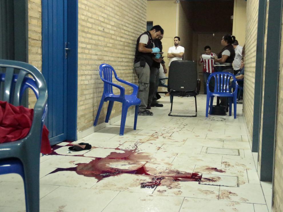 Los agentes recogen pruebas tras la muerte del joven opositor.