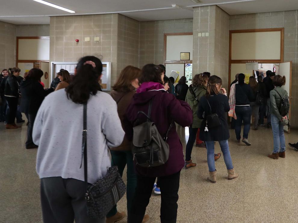 Miles de personas en las oposiciones de auxiliar administrativo del Salud