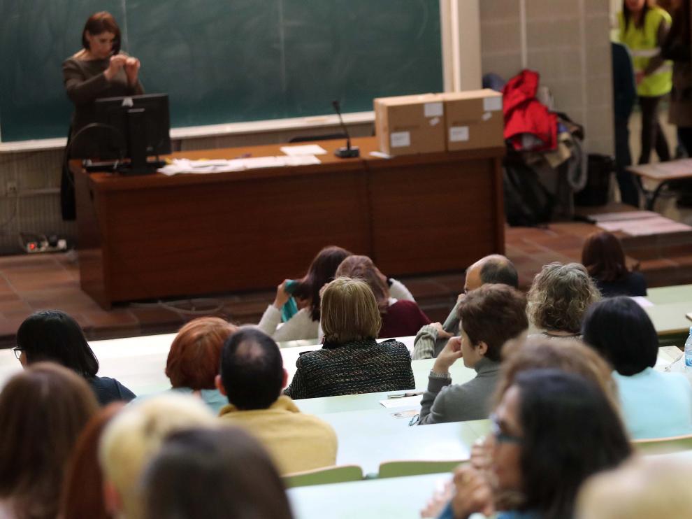 Miles de personas en las oposiciones de auxiliar administrativo del Salud
