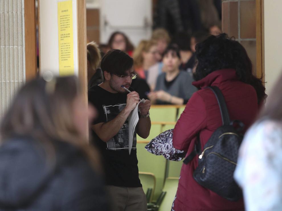 El examen de auxiliar administrativo duró para los de turno libre una hora y cuarenta minutos.
