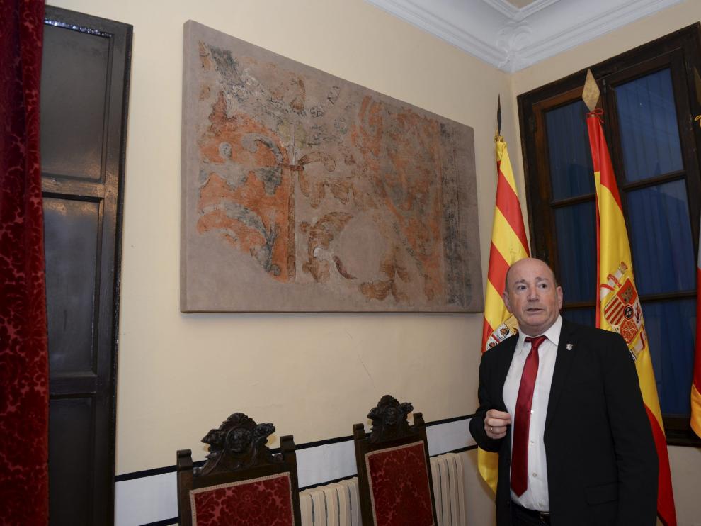 El alcalde de Albarracín, Francisco Martí, muestra las pinturas murales que decoran la alcaldía.