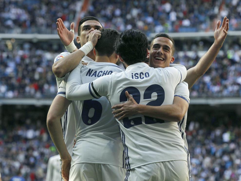 Los madridistas, abrazados.