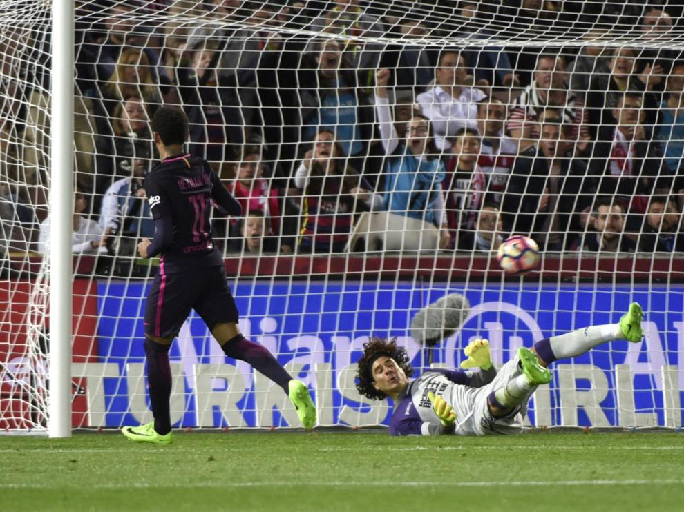 Neymar y Ochoa en el partido que enfrentaba al Granada contra el Barcelona