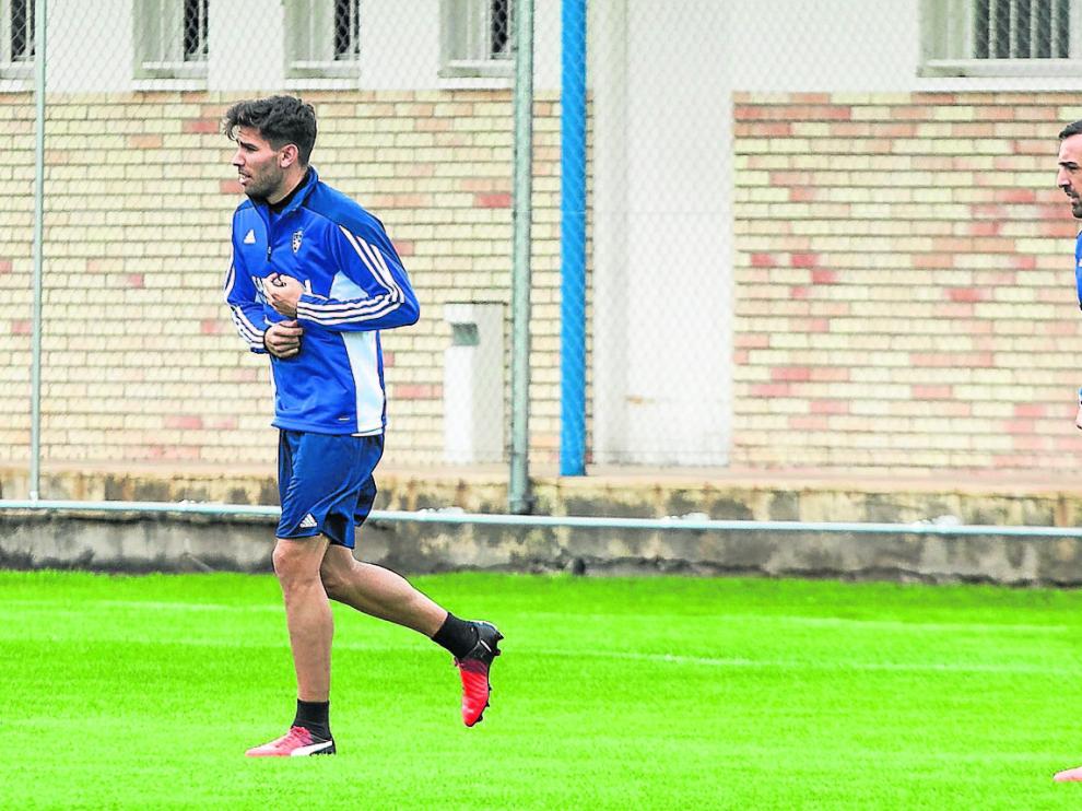 Cabrera salta al campo de la Ciudad Deportiva para entrenar. Detrás, José Enrique.