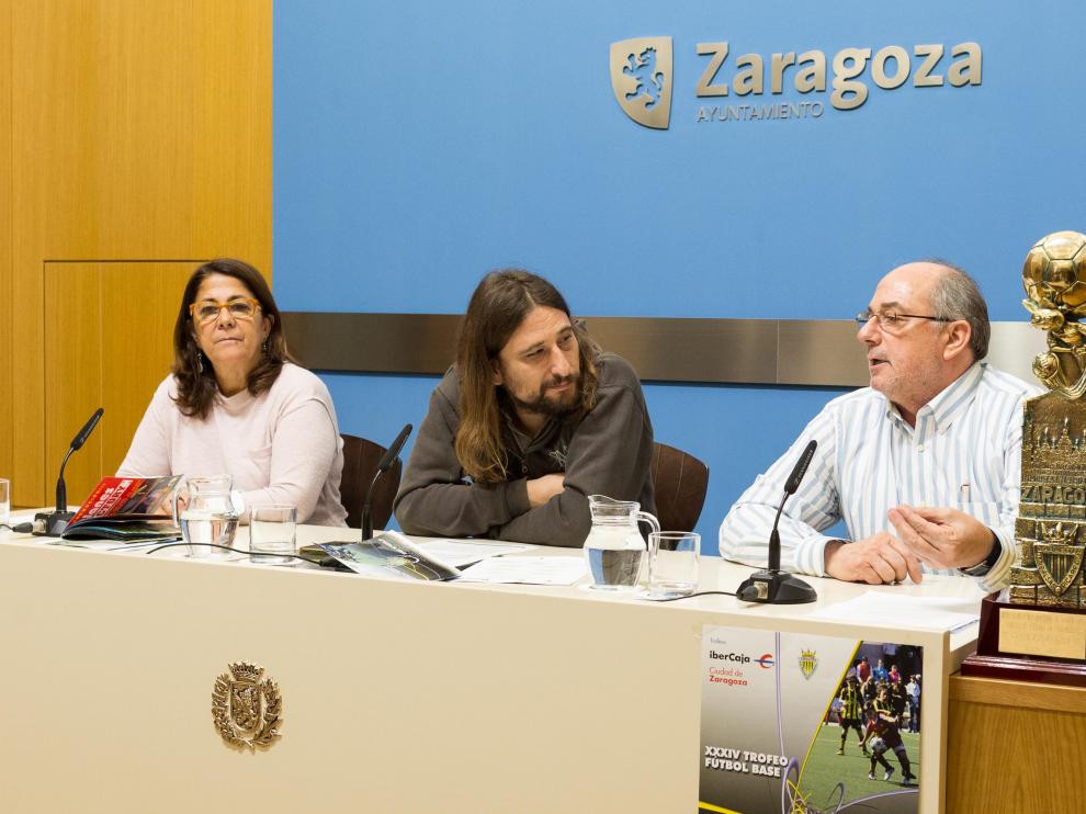 Pablo Híjar, en el centro, durante la presentación del torneo del Balsas Picarral.