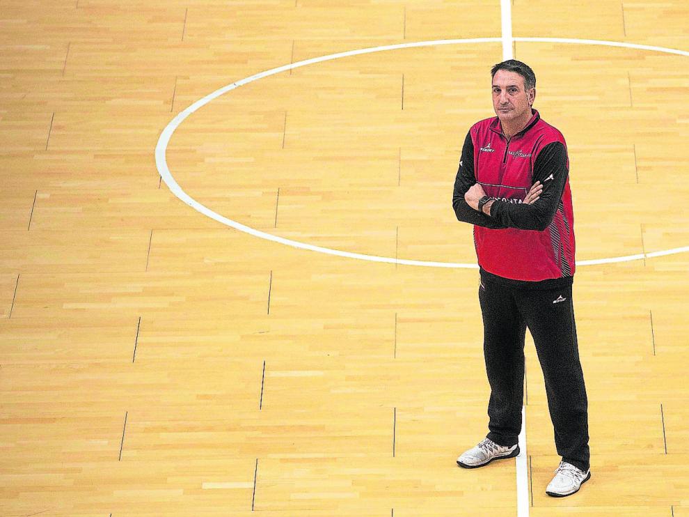 El entrenador del Tecnyconta, Luis Guil, posa en el centro de la pista del pabellón Príncipe Felipe, ayer, tras el entrenamiento.