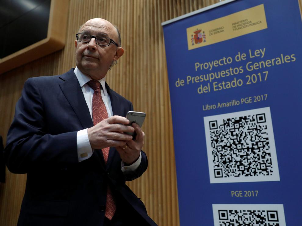 El ministro de Hacienda durante la rueda de prensa para presentar el proyecto de los PGE de 2017 este martes en el Congreso.