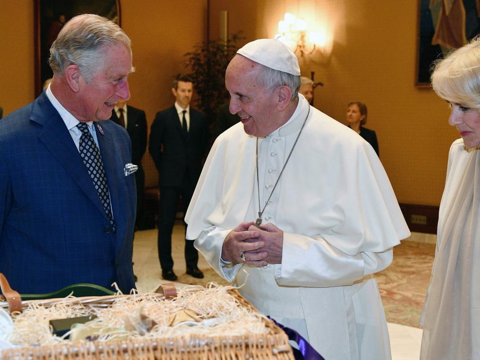 El papa Francisco en una audiencia con el príncipe Carlos de Inglaterra y su mujer Camila, este martes en el Vaticano.