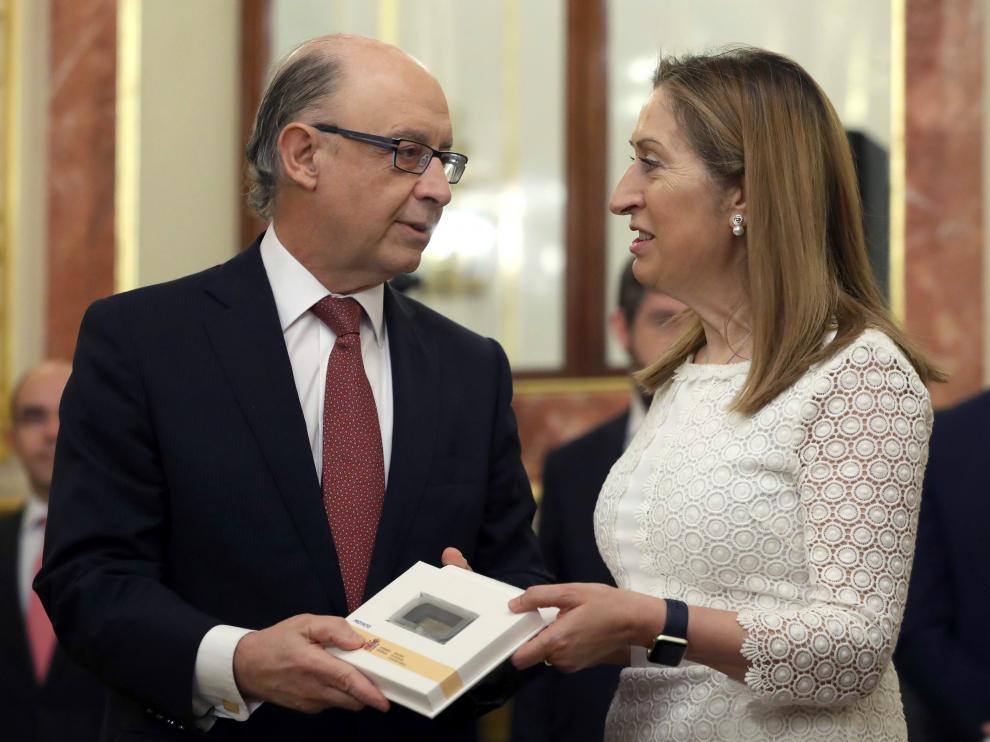 El ministro de Hacienda, Cristóbal Montoro, ha entregado este martes a la presidenta del Congreso, Ana Pastor, el proyecto de Presupuestos Generales del Estado.