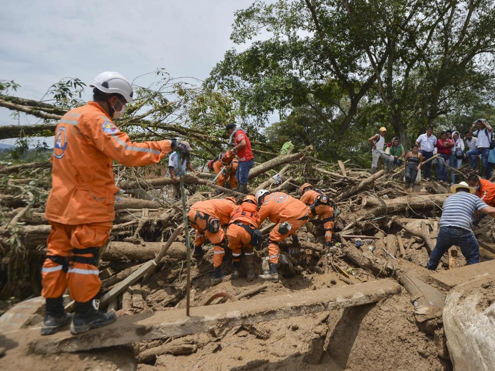 Los equipos de rescate siguen buscando supervivientes.