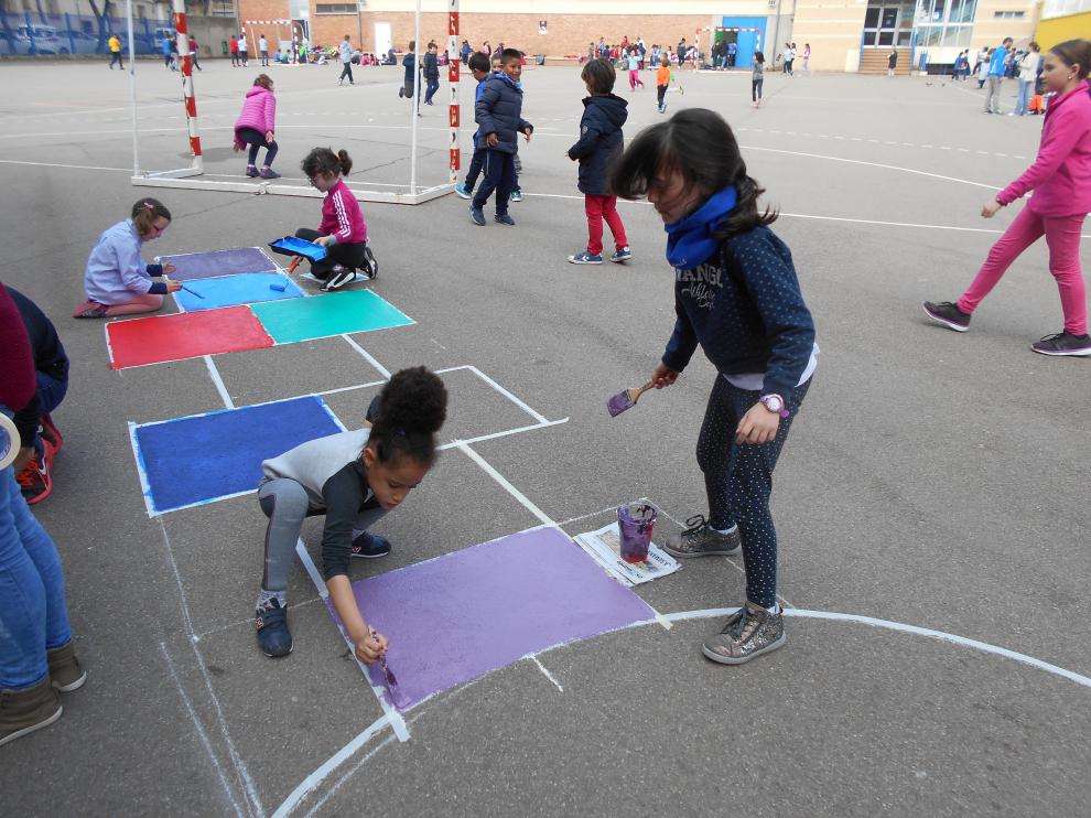 Los alumnos diseñaron y pintaron su recreo.