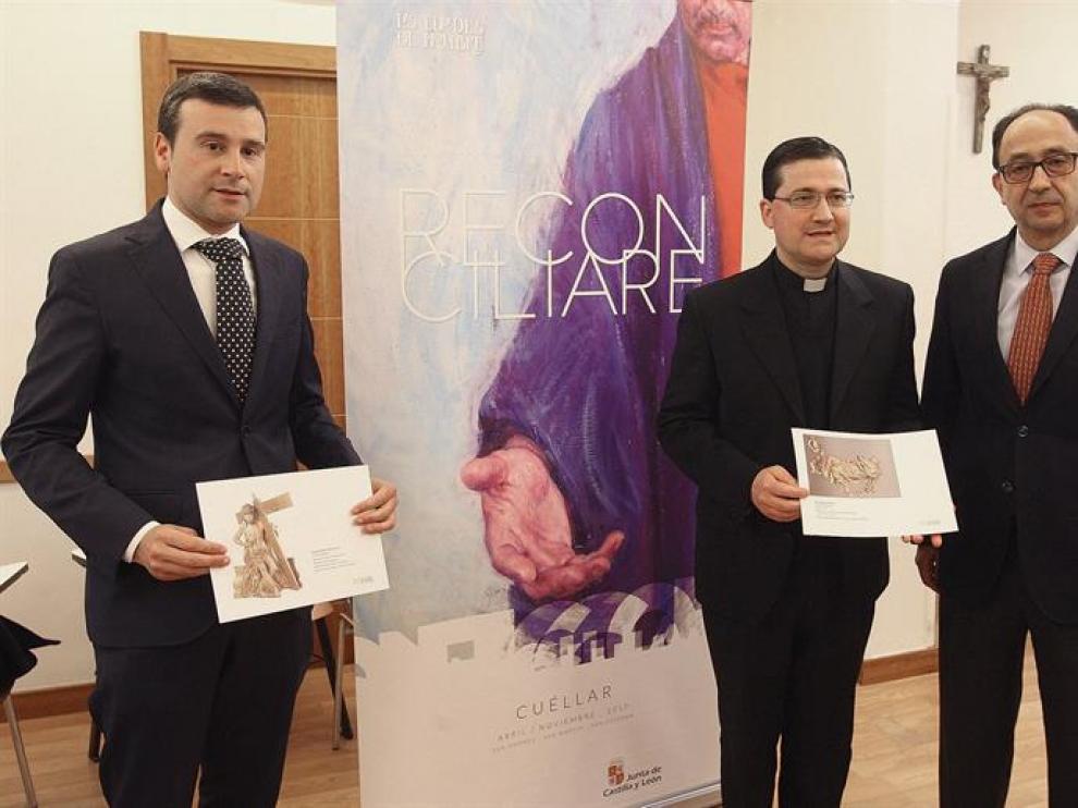 El vicario general de la Diócesis de Osma-Soria, Gabriel Ángel Rodríguez (c), acompañado del delegado territorial de la Junta en Soria, Manuel López (d), y el responsable del departamento de Arte de la Fundación de las Edades del Hombre, José María Vicente, durante la presentación de las dos piezas de Juan Picardo.