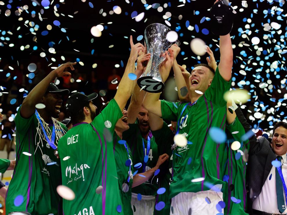 Los jugadores de Unicaja celebran su victoria.