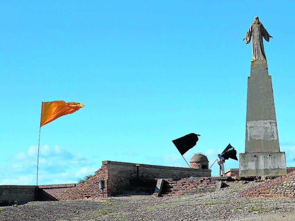 La estatua, de gran altura, domina el patio de armas del castillo de Monzón.