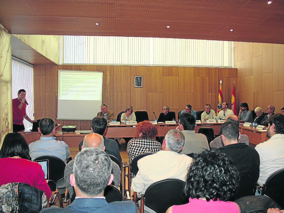 Casi un centenar de personas acudieron ayer a la reunión fundacional de la plataforma.