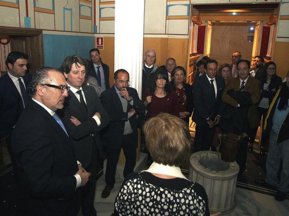 El alcalde de Soria, Carlos Martínez (2i), y el director de Área de Negocio de CaixaBank en Aranda-Soria, José Ignacio Arroyo (i), entre otros, durante la inauguración de la exposición 'Romanorum Vita. Una historia de Roma'.